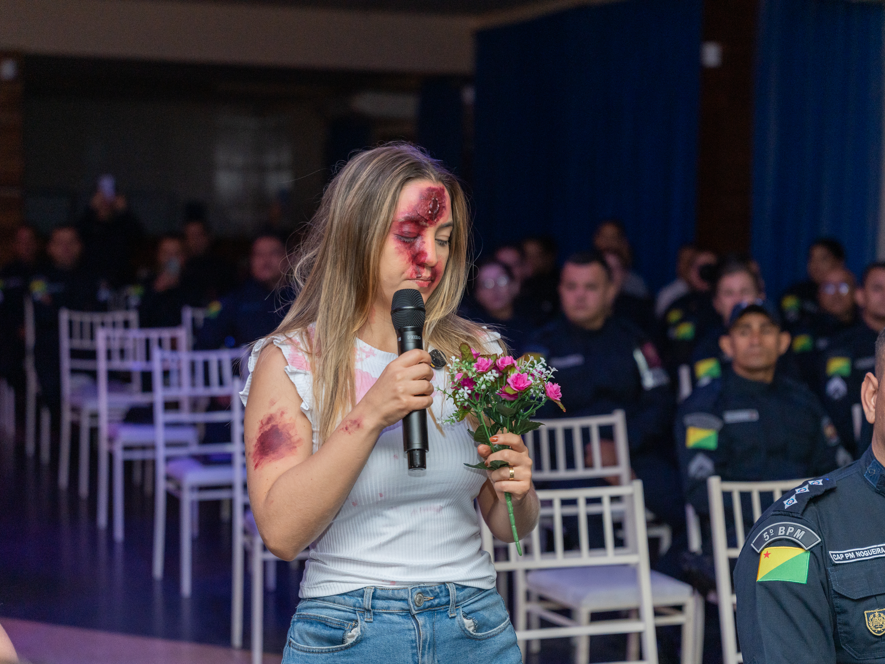 CB PM Gabriela Maziero realiza encenação. Foto: Matheus Holanda/PMAC