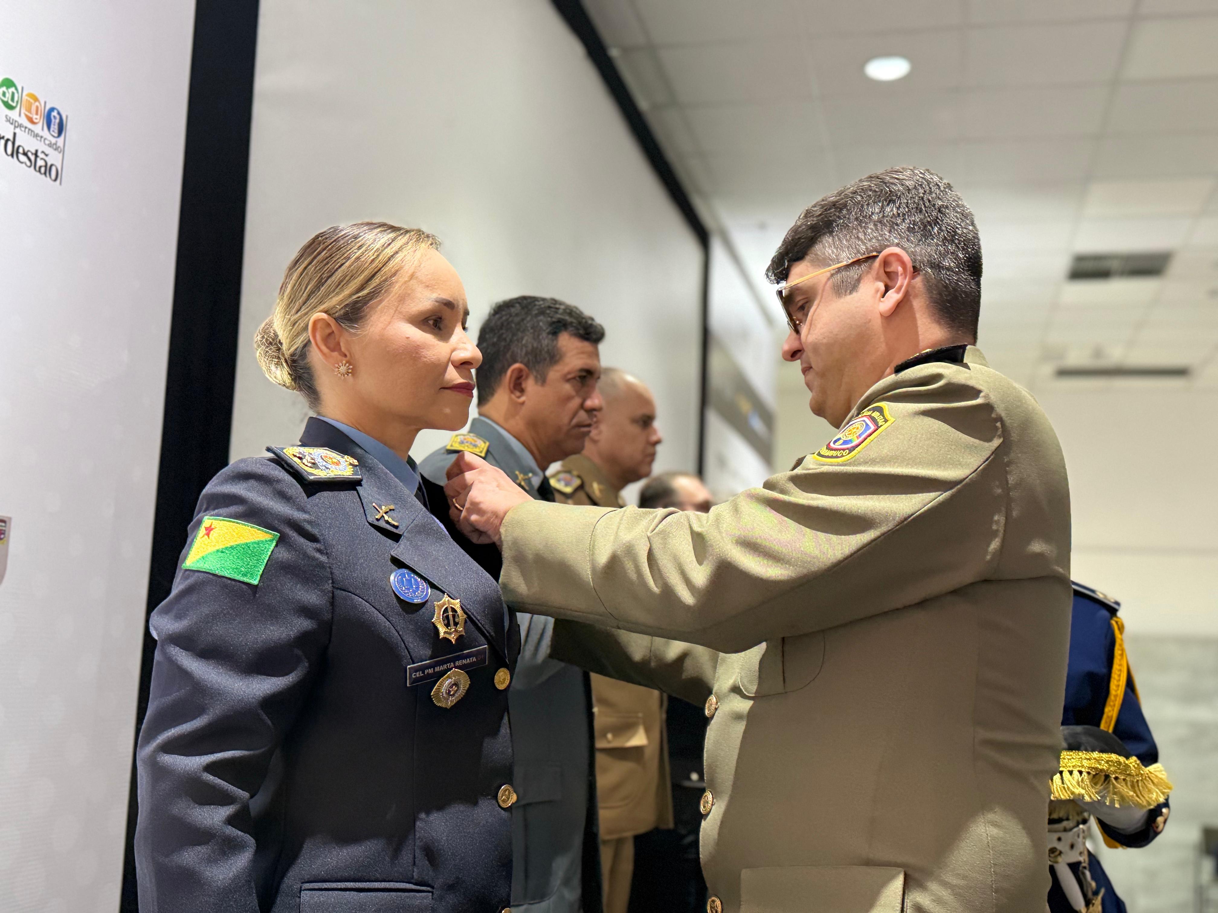 A coronel Marta Renata recebeu condecorações e entregou comendas a oficiais de outros estados. Foto: Joabes Guedes/PMAC