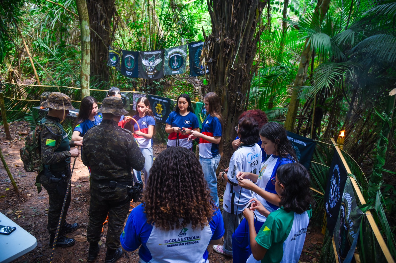 Conhecimento prático: estudantes participam da oficina de nós e amarrações. Foto: Andrey Santana/TJ-AC.