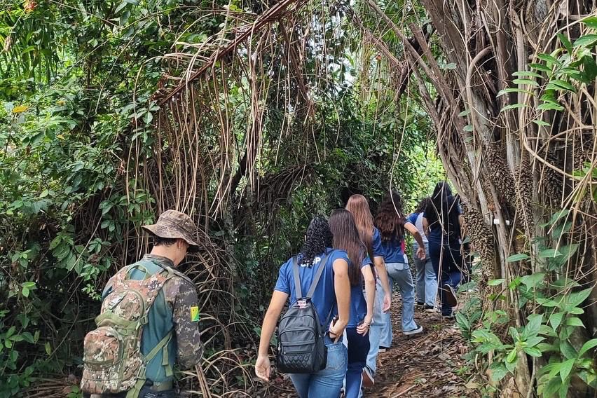 Alunas conhecem a Área de Preservação Permanente (APP) do Tribunal de Justiça do Estado do Acre (TJAC). Foto: Reprodução.