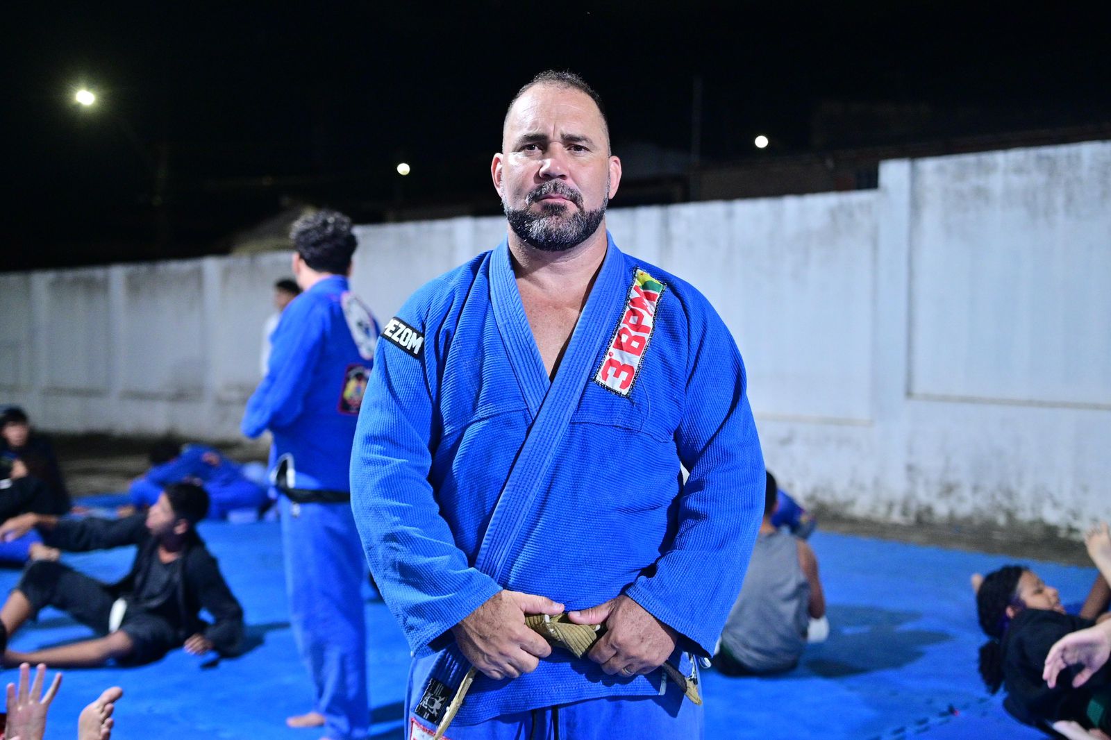 O 2º SGT R. Ferreira lidera o os alunos do Projeto de Jiu-Jitsu do 3º batalhão. Foto: Acervo.