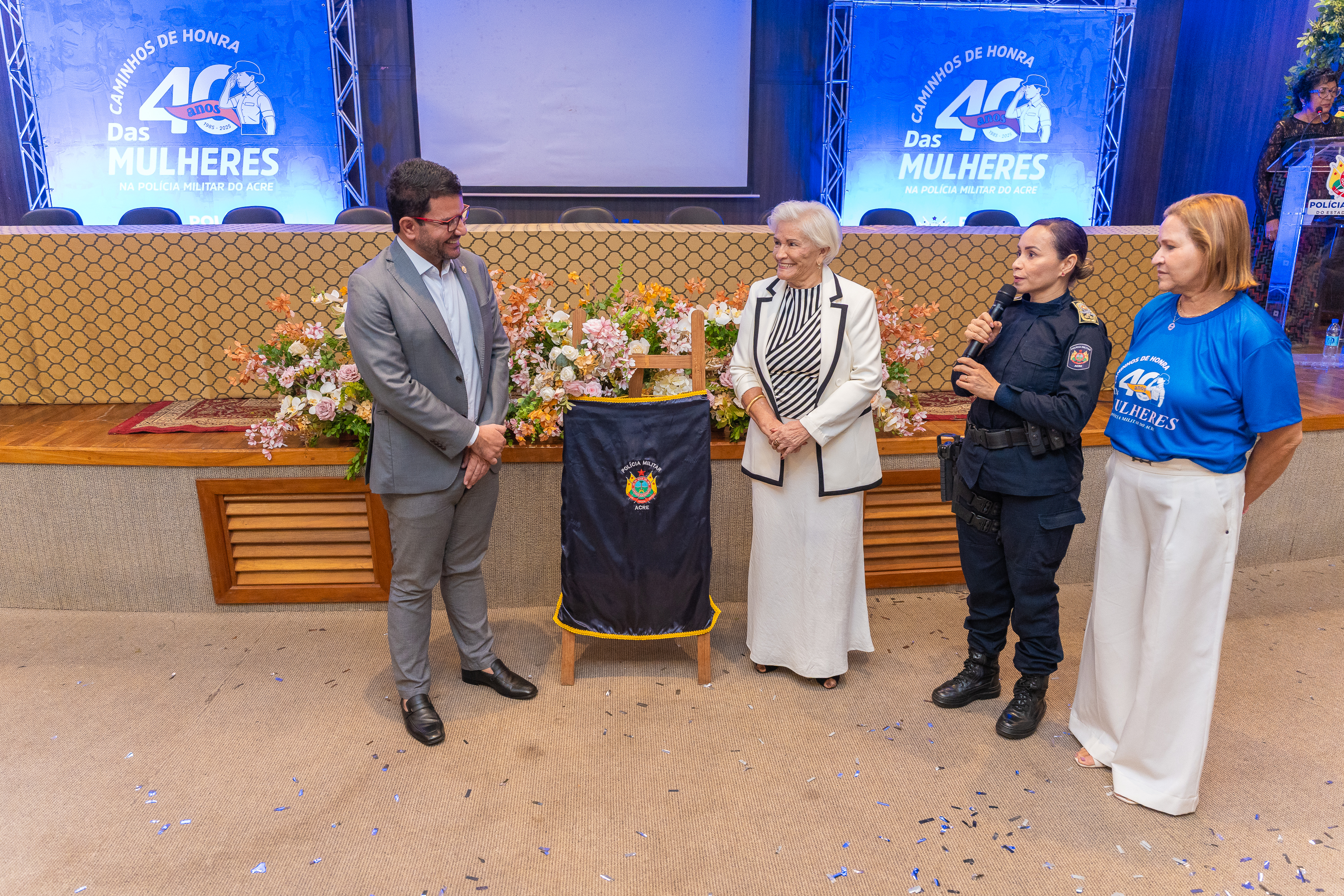 Momento do descerramento da placa das pioneiras da PMAC. Foto: Holanda/PMAC.