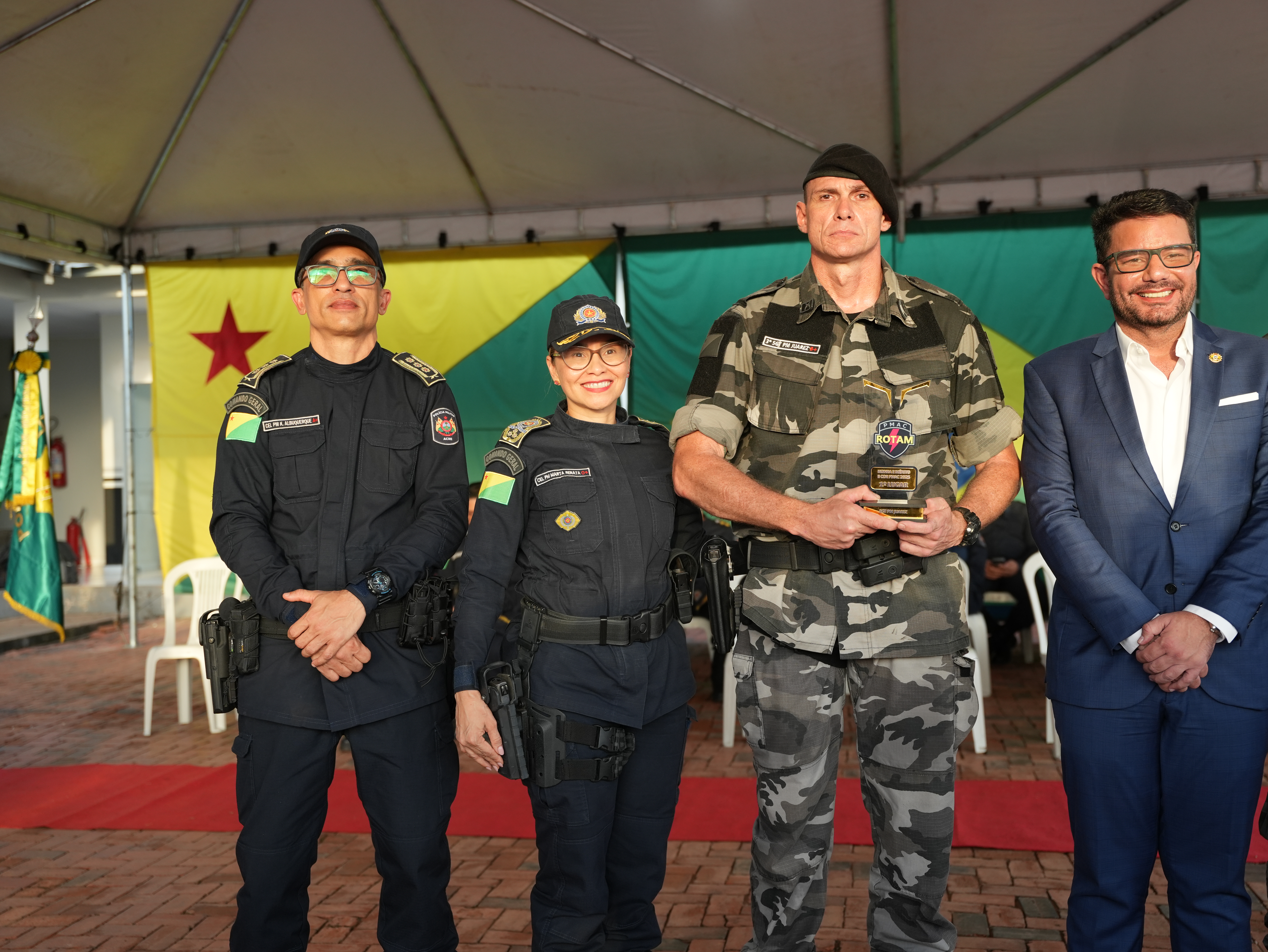 Sargento Juarez, ao centro, primeiro colocado do curso. Foto: Jhonatan Santos/PMAC.