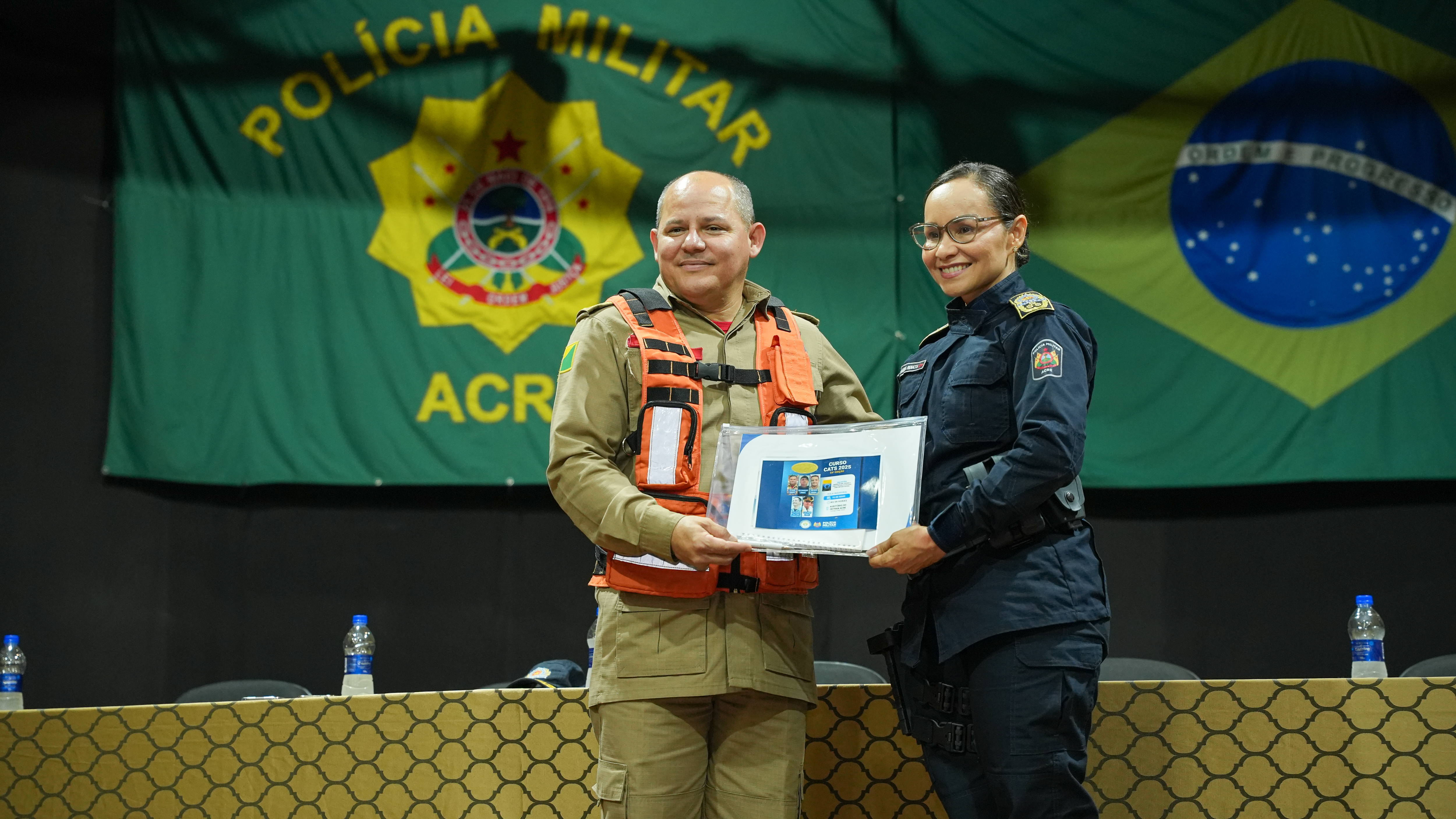 Coronel Marta Renata durante entrega de kits. Foto: Davi Silva Barbosa/PMAC.
