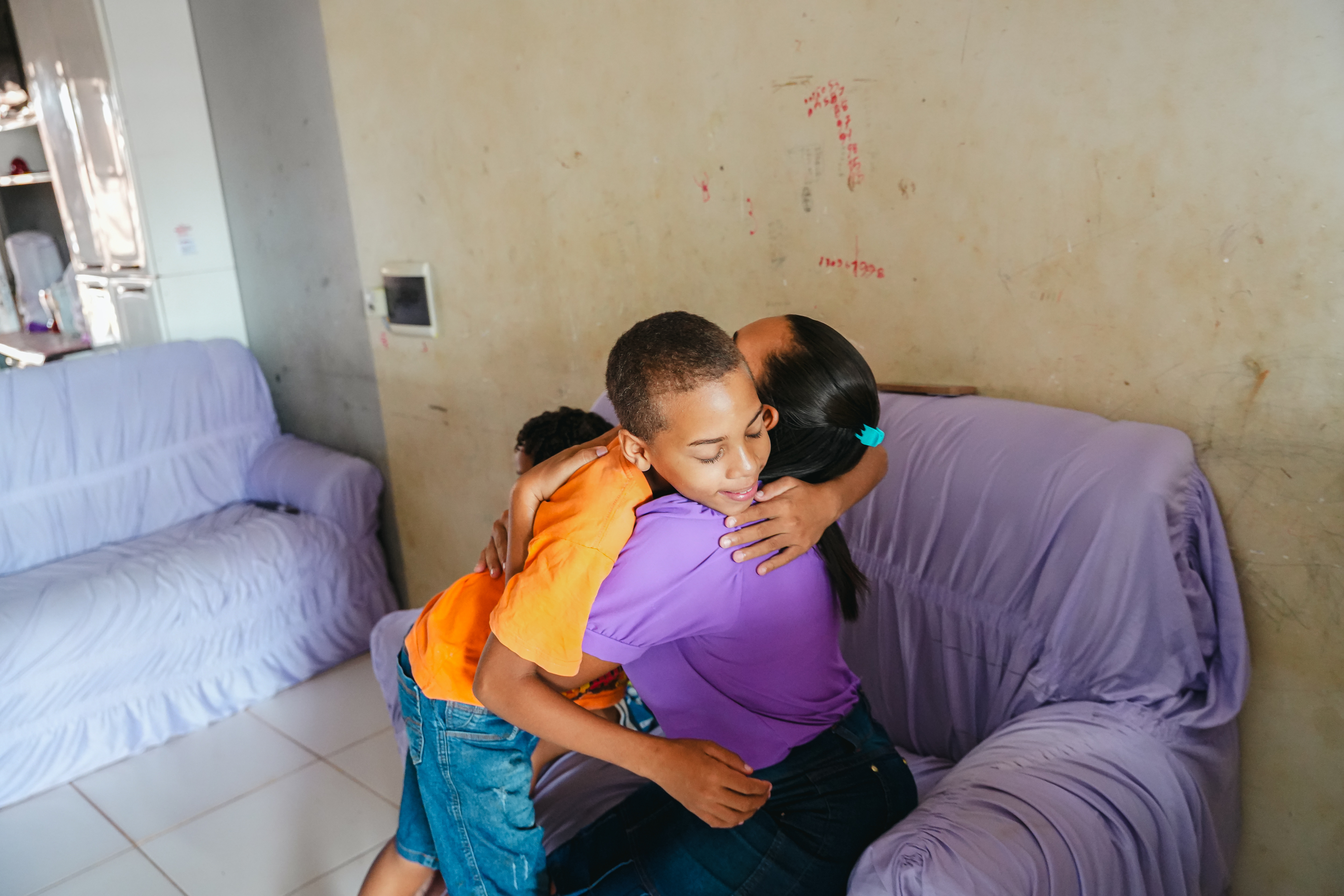 Francisca Sandra e seu filho Samuel, formado no projeto Guardiões da Paz. Foto: Davi Barbosa/PMAC