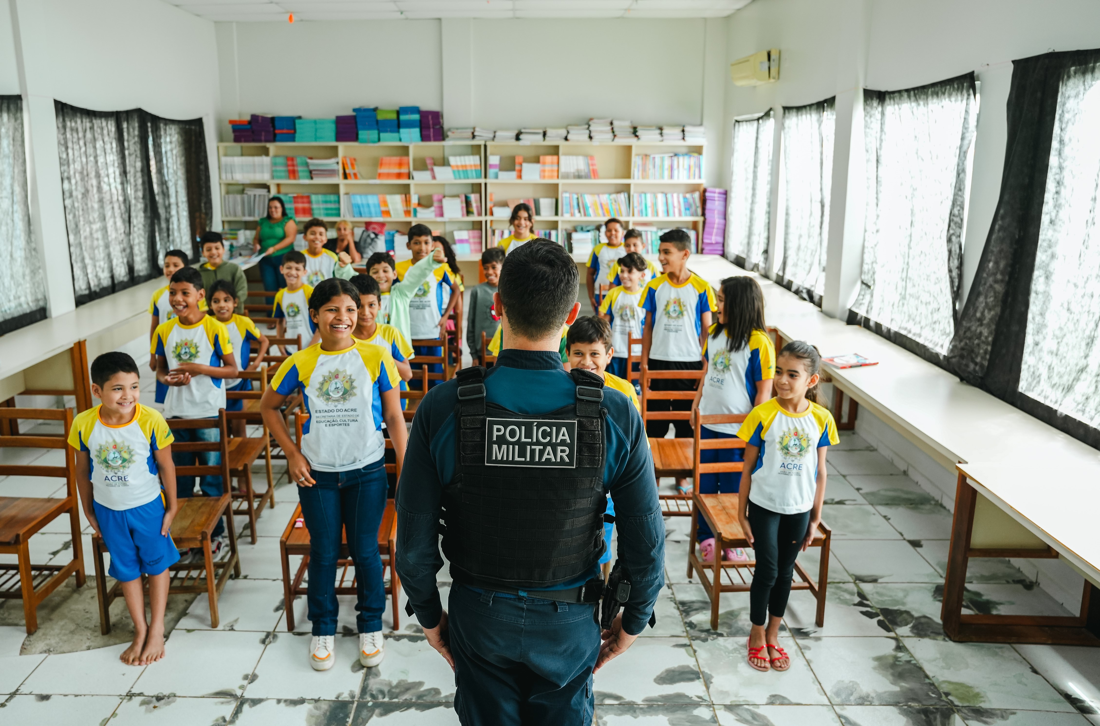 Alunos da Escola Estadual Márcio Bestene Koury, na Cidade do Povo, recebem instrução de ordem unida durante projeto Semeando o Futuro. Foto: Davi Barbosa/PMAC