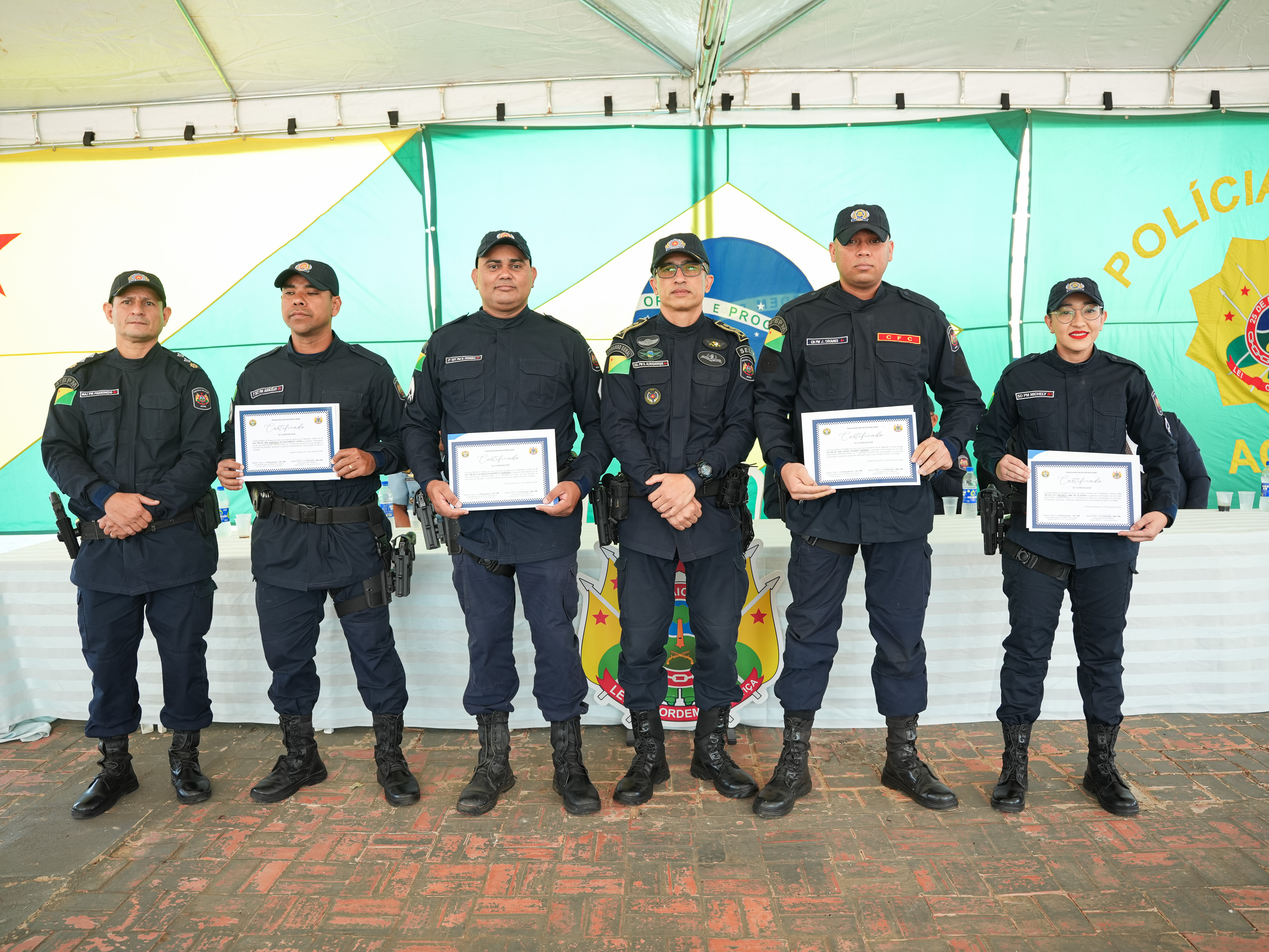Entrega de certificados ao homenageados. Foto: Davi Silva Barbosa/PMAC.