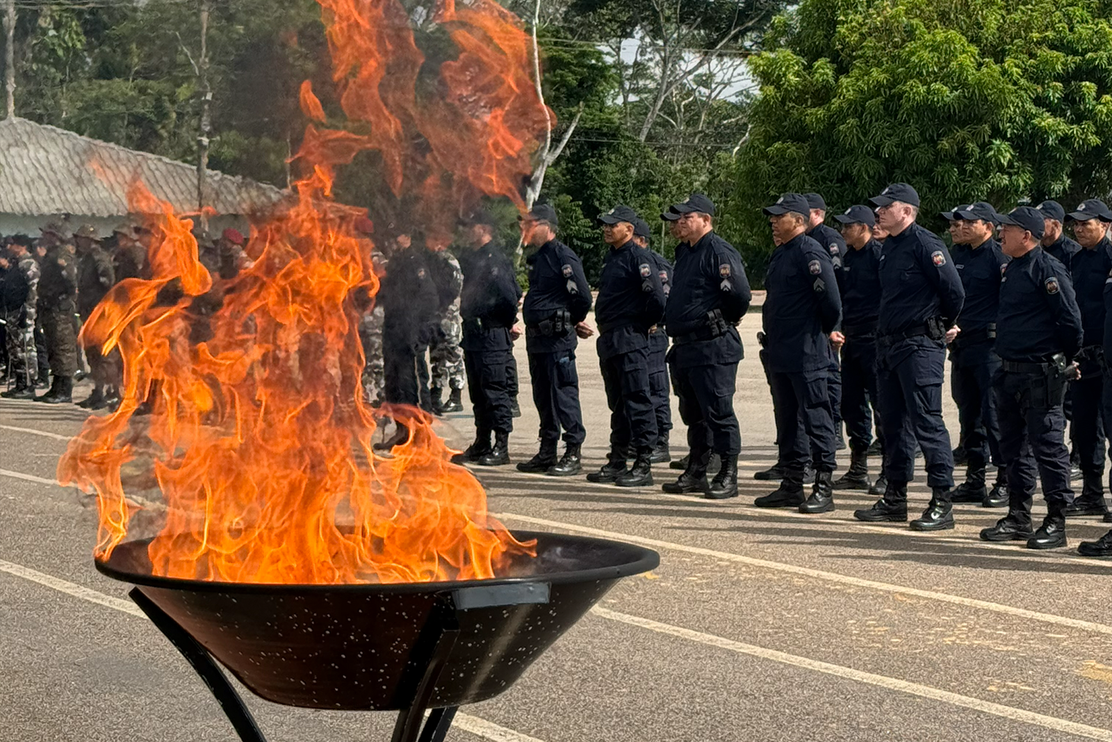 As bandeiras desgastadas são queimadas em ato solene. Foto: Joabes Guedes/PMAC