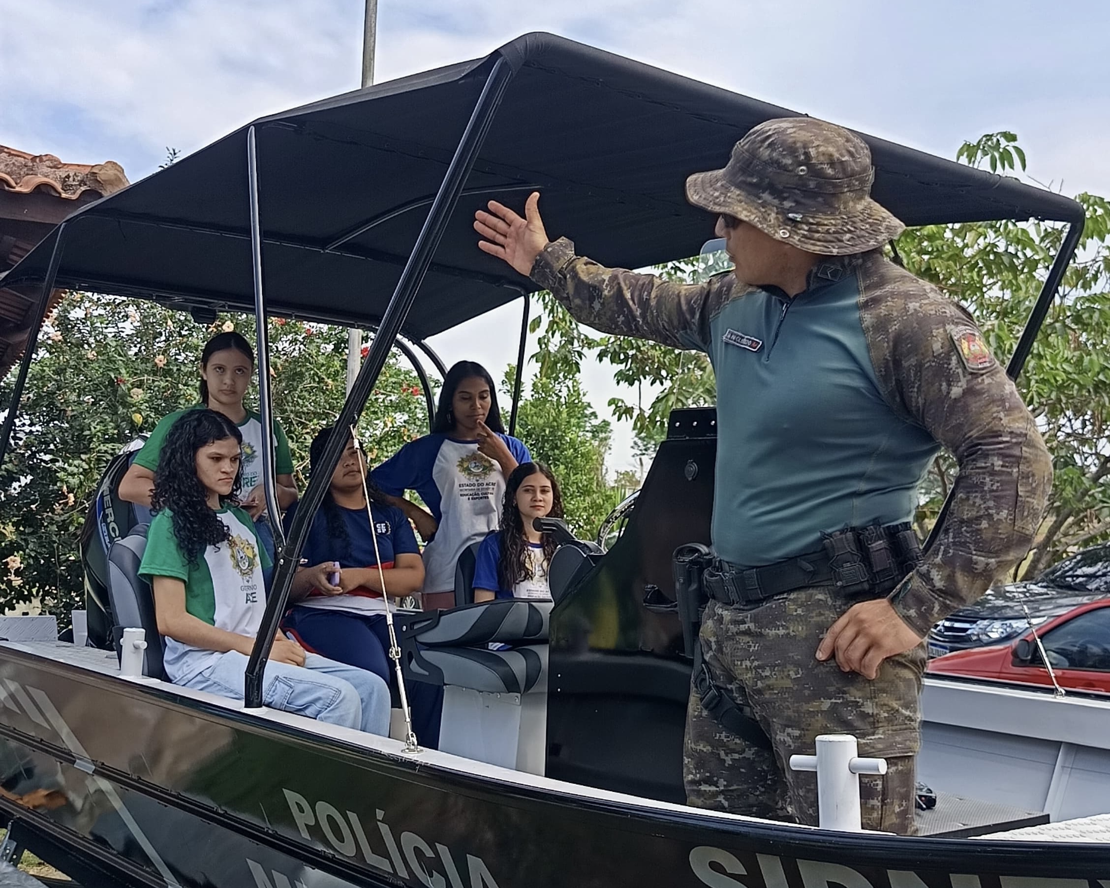 Policial do BPA apresenta embarcação utilizada em operações de patrulhamento e fiscalização dos rios. Foto: Reprodução.
