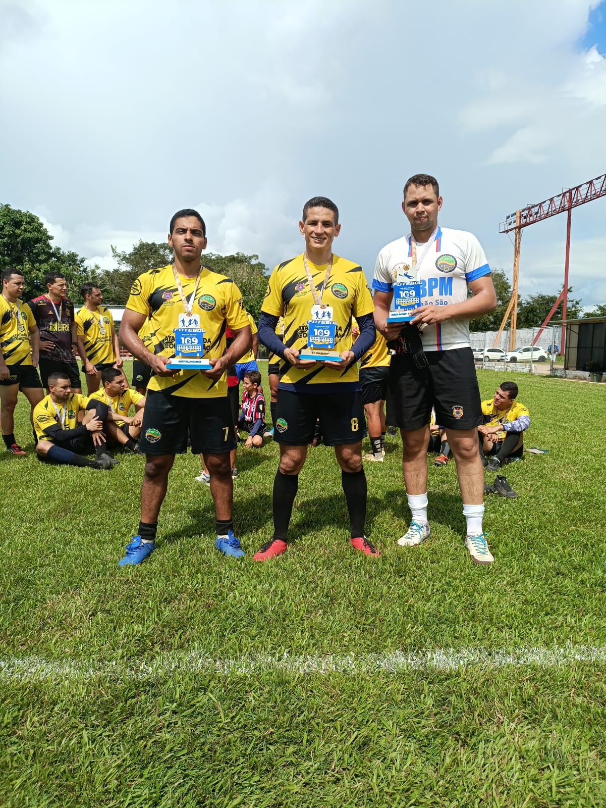 Premiação de melhores goleiro e artilheiro do torneio de futebol da PMAC. Foto: cedida.