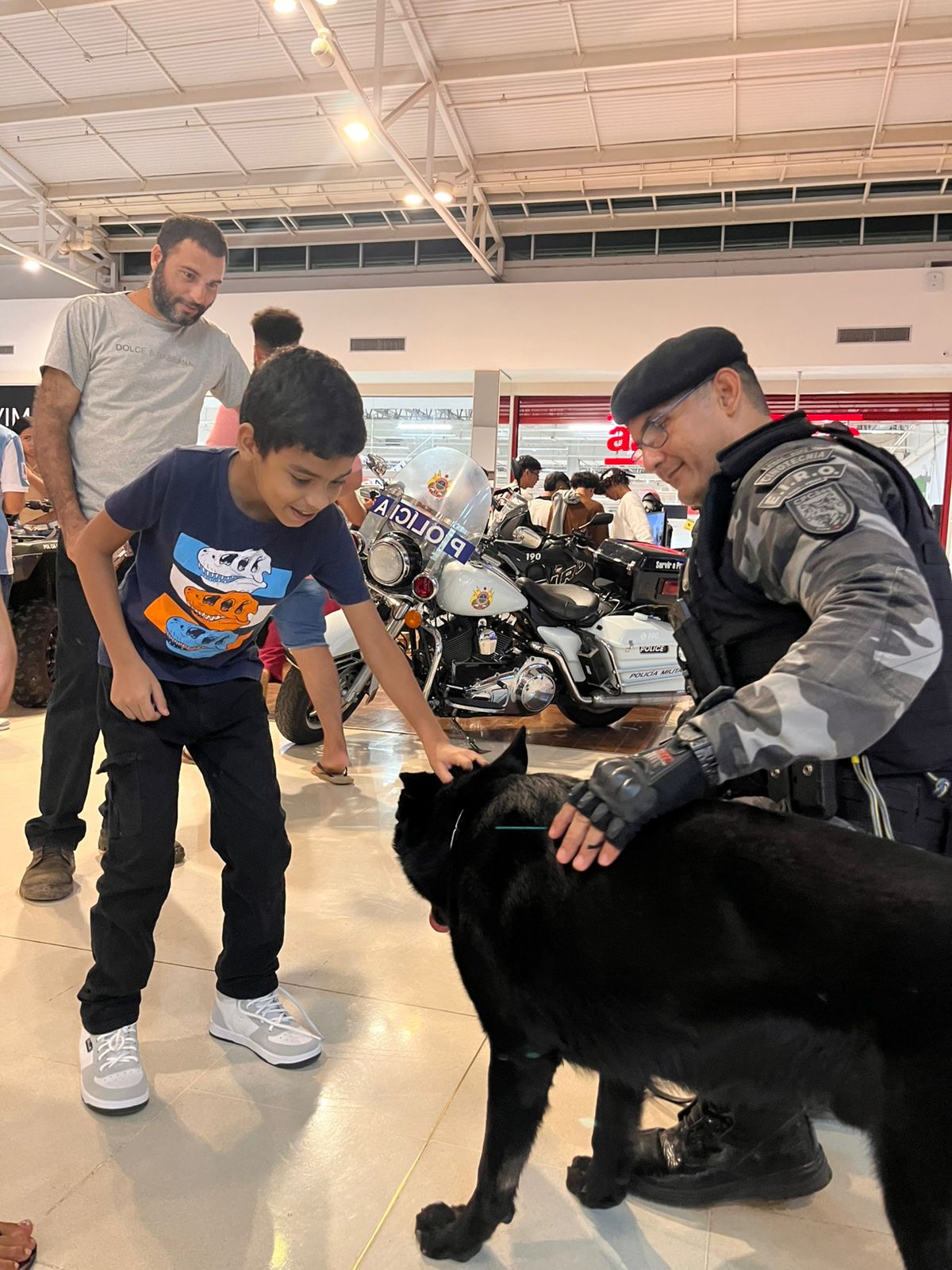 Cão policial recebe o carinho da criançada. Foto: Ascom/PMAC