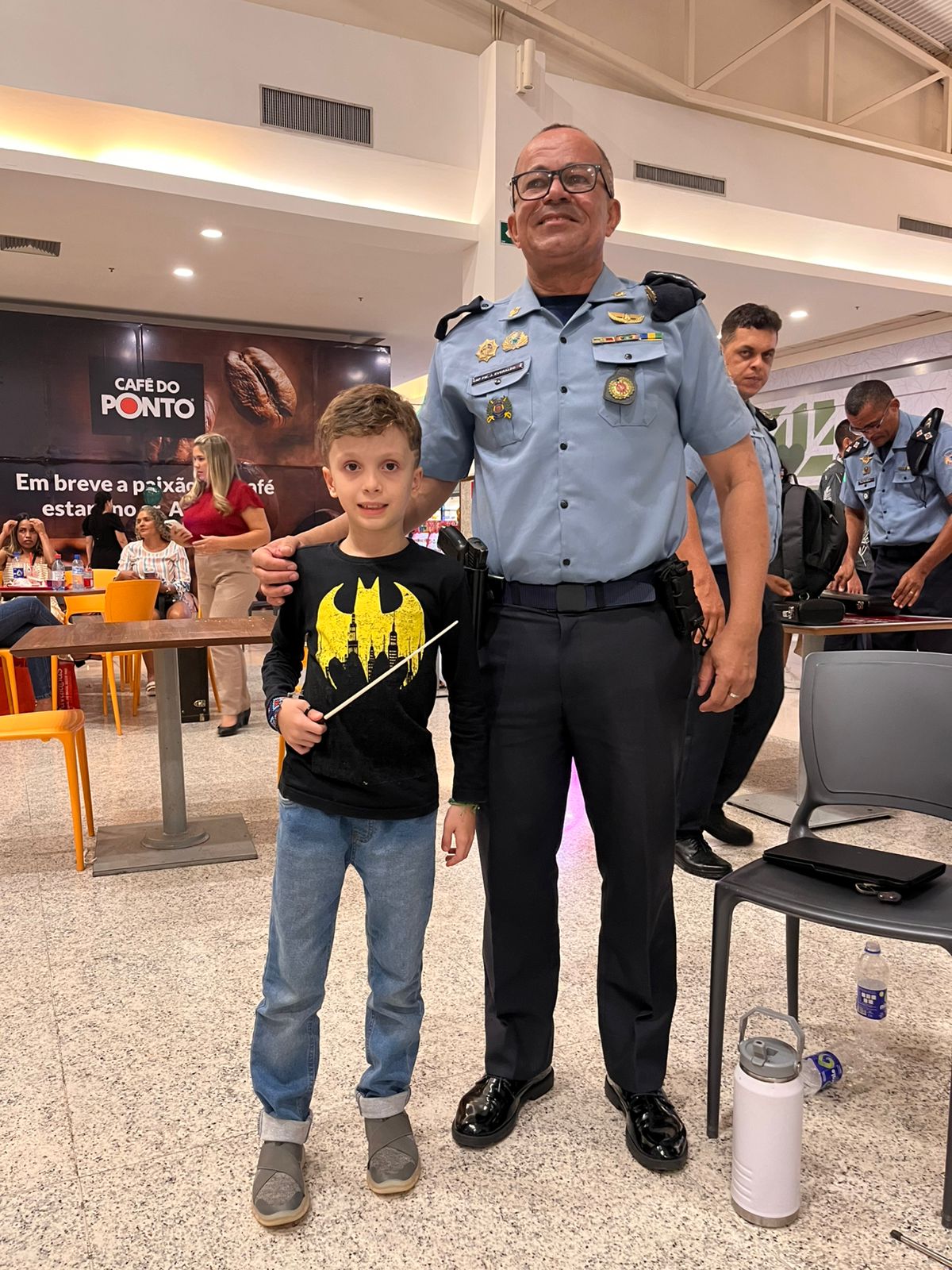 Matteo posa para foto com o maestro da Banda, capitão José Everaldo da Silva. Foto: Ascom/PMAC