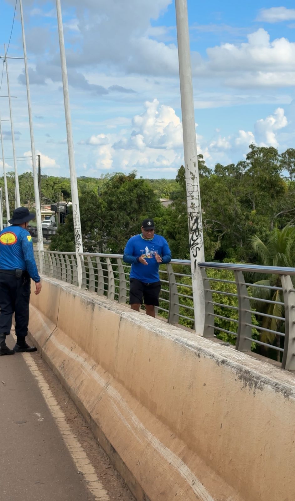 O instrutor, à direita, simula ser um suicida com transtornos mentais. Foto: Júnior Barros/PMAC.