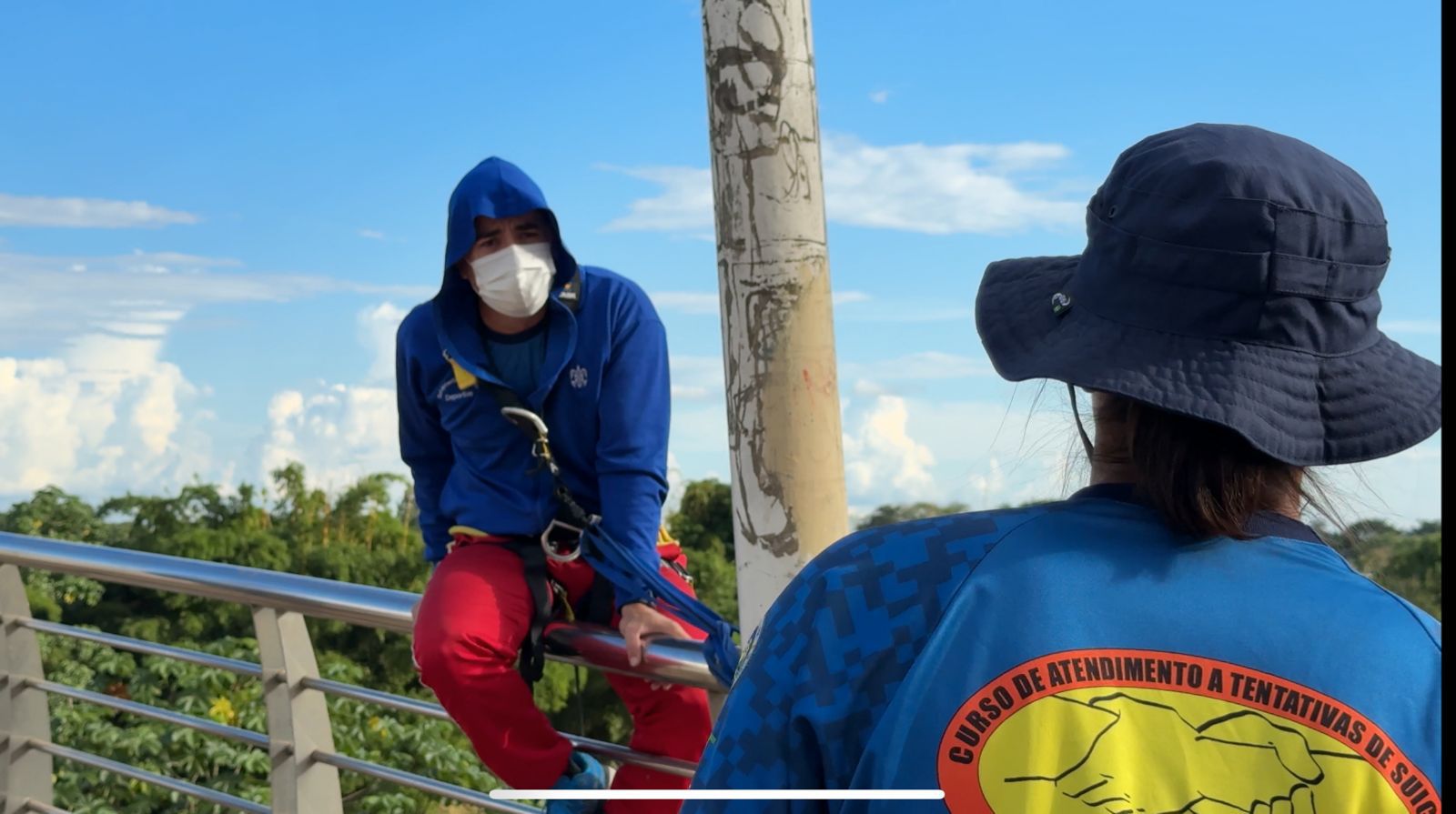 O instrutor simula se jogar da ponte, enquanto o interventor tenta verbalizar. Foto: Júnior Barrosa/PMAC.