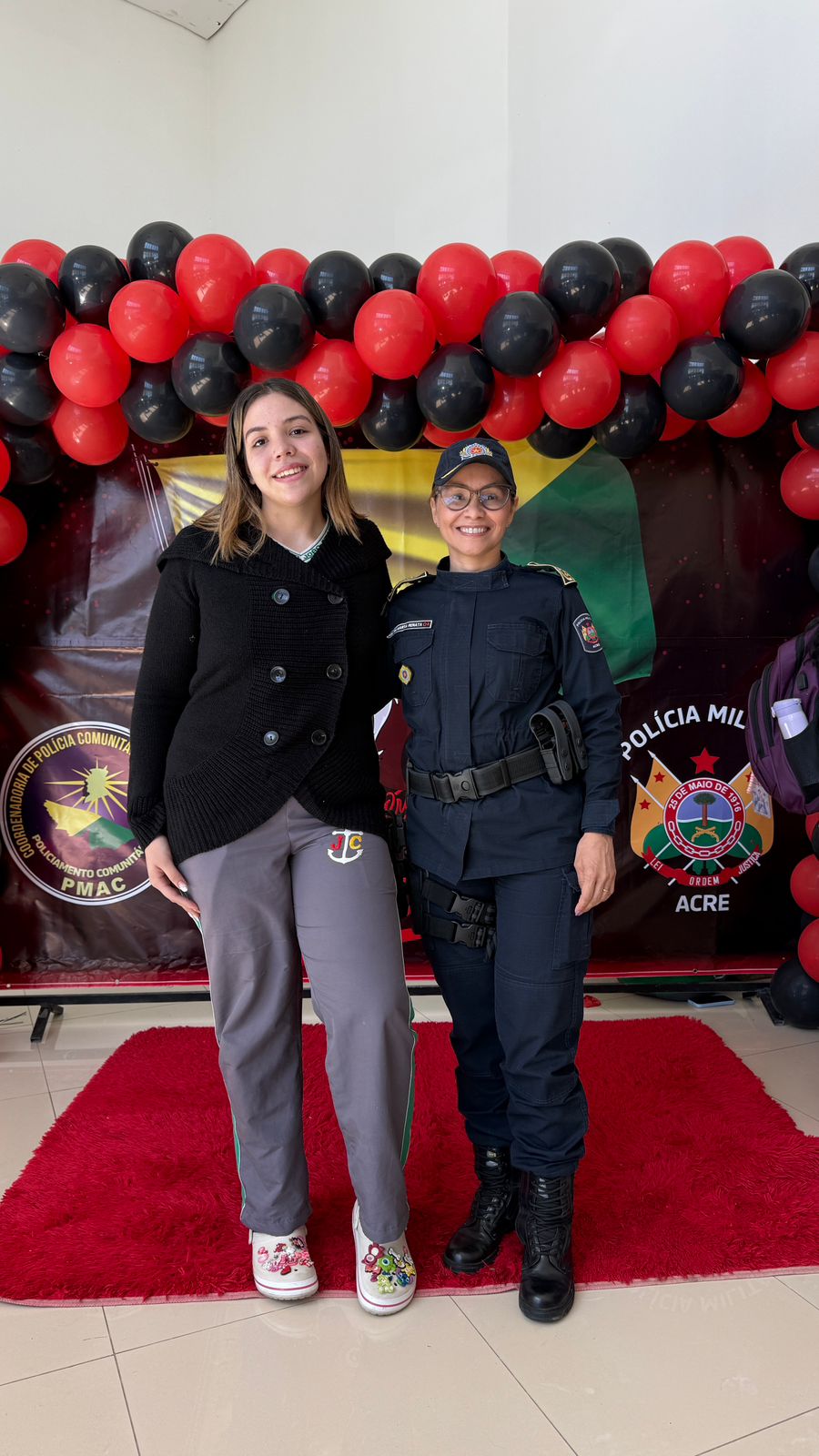 Geovana Gabriela ao lado da comandante-geral da PMAC, coronel Marta Renata. Foto: Júnior Barros/PMAC.