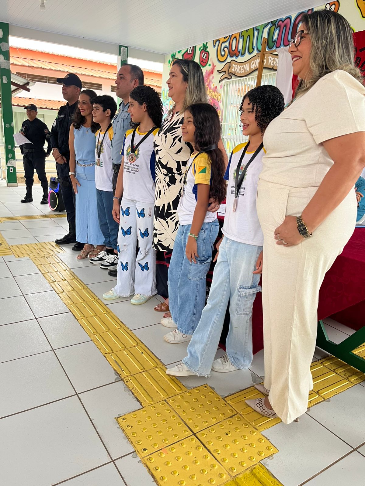 Alunos da escola Iracema Gomes recebendo medalhas. Foto: Lucas Moura/PMAC.