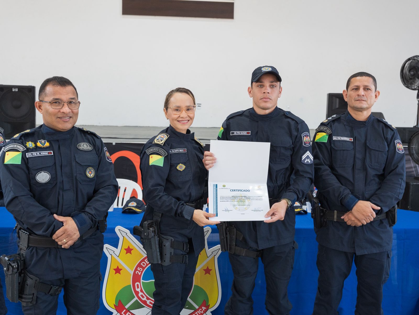 Comandante-geral da PMAC durante entrega de certificado à promovido. Foto: Holanda/PMAC.